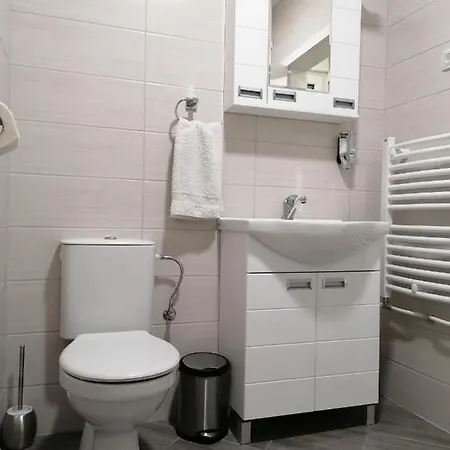 Airport View Apartment *