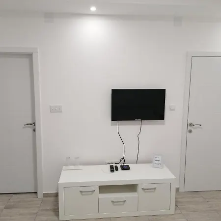 Airport View Apartament *